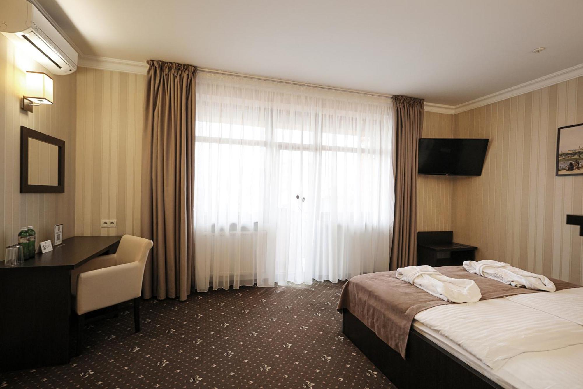 Ferdinand Hotel Mukacheve Bagian luar foto