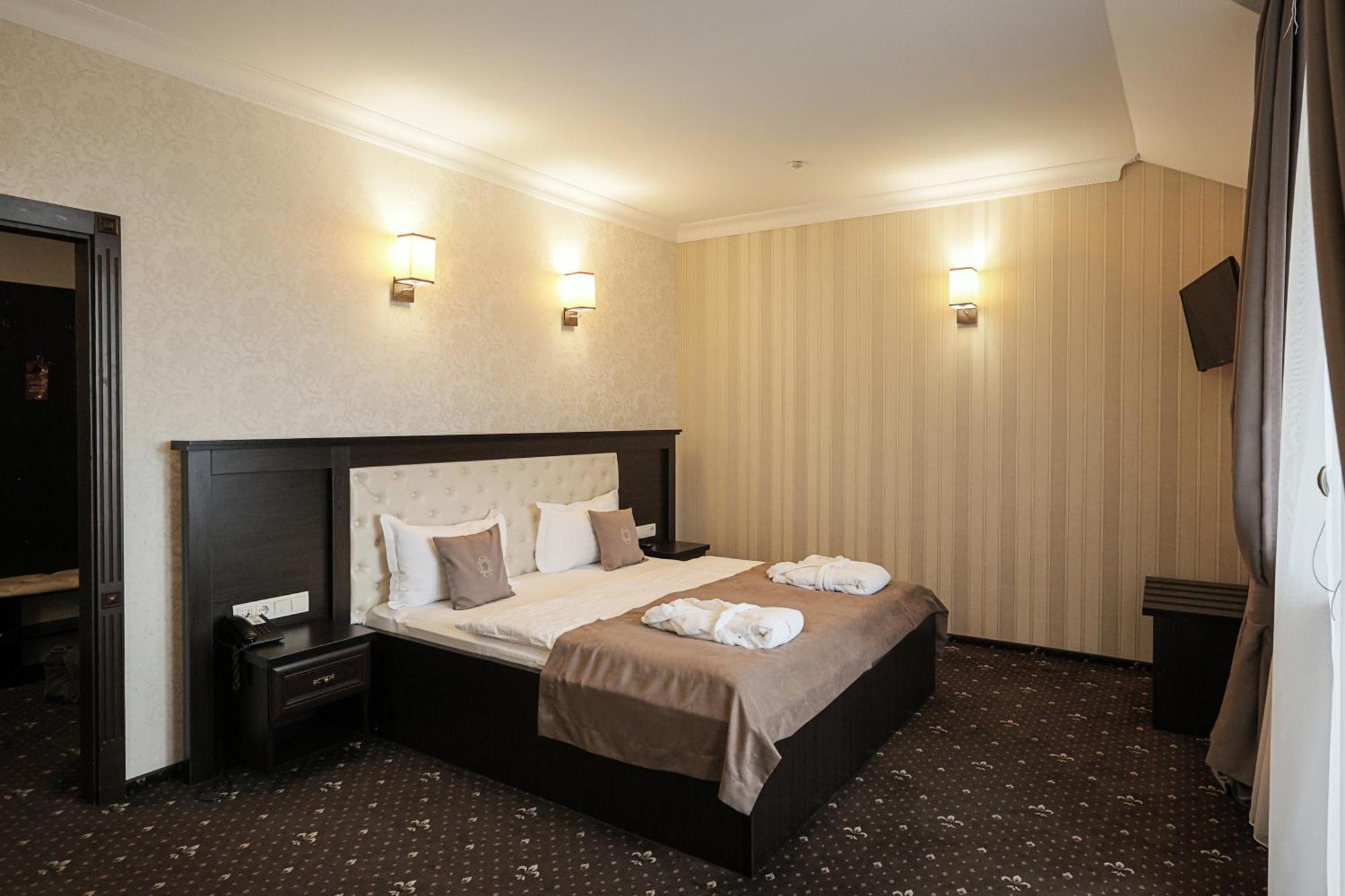 Ferdinand Hotel Mukacheve Bagian luar foto