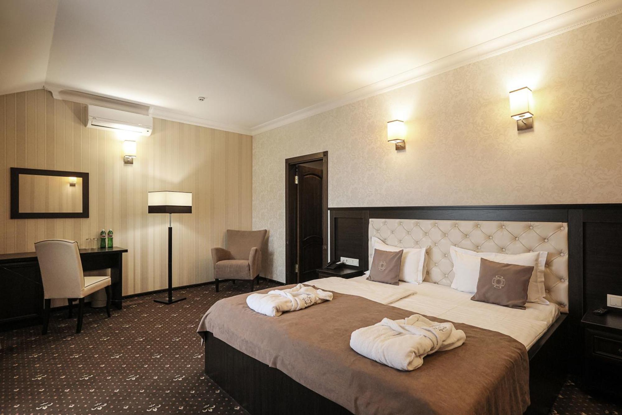 Ferdinand Hotel Mukacheve Bagian luar foto
