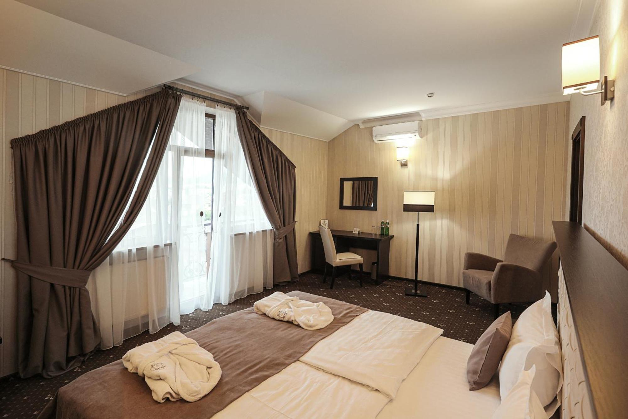 Ferdinand Hotel Mukacheve Bagian luar foto