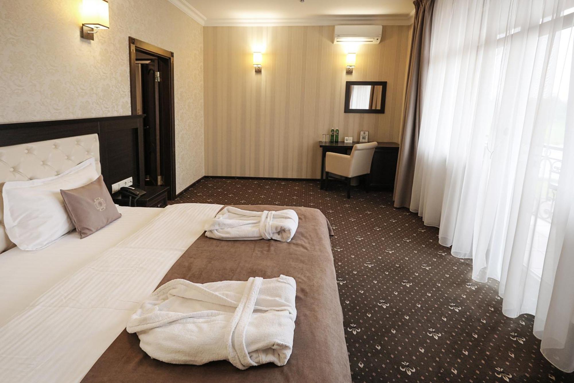 Ferdinand Hotel Mukacheve Bagian luar foto