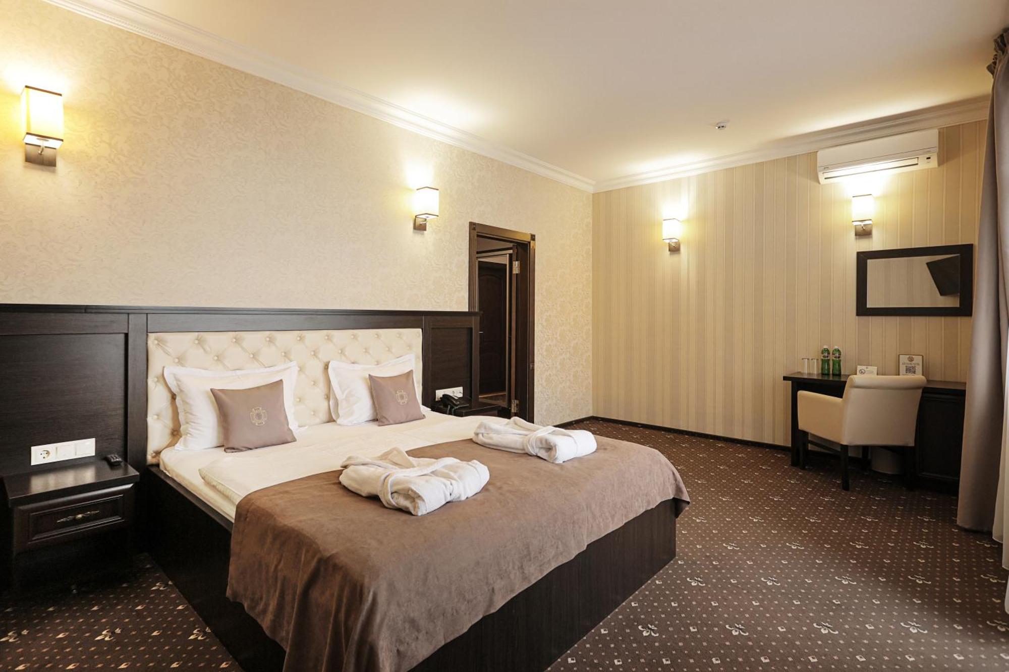 Ferdinand Hotel Mukacheve Bagian luar foto