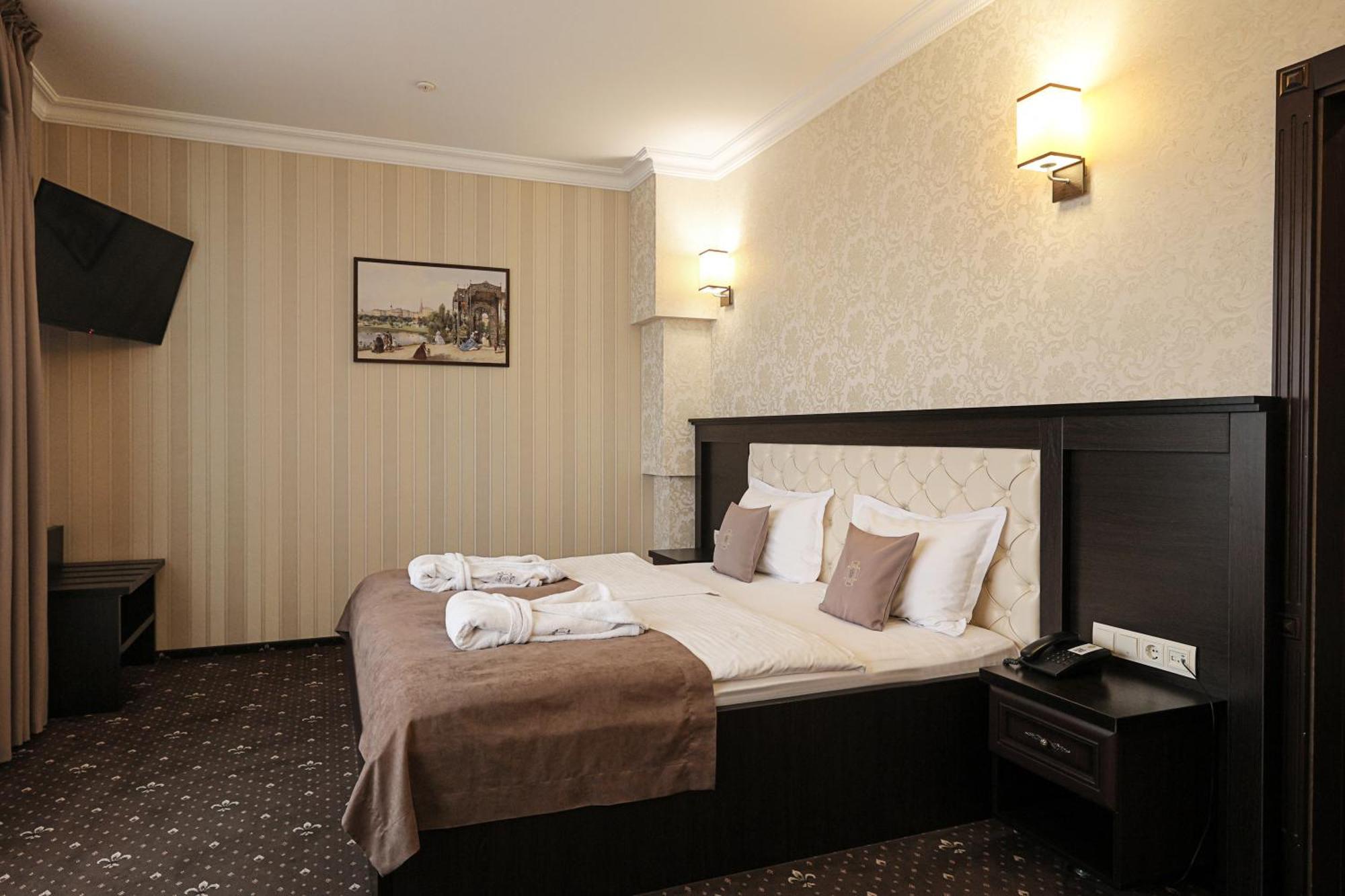 Ferdinand Hotel Mukacheve Bagian luar foto