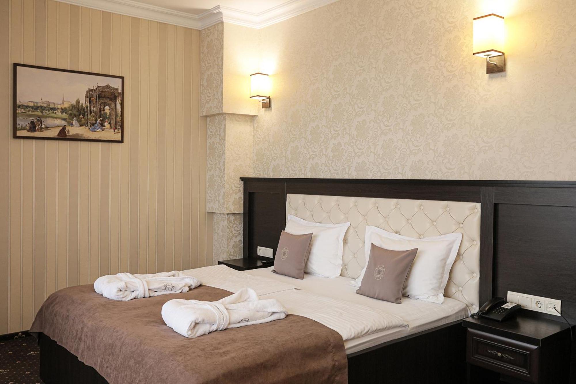 Ferdinand Hotel Mukacheve Bagian luar foto