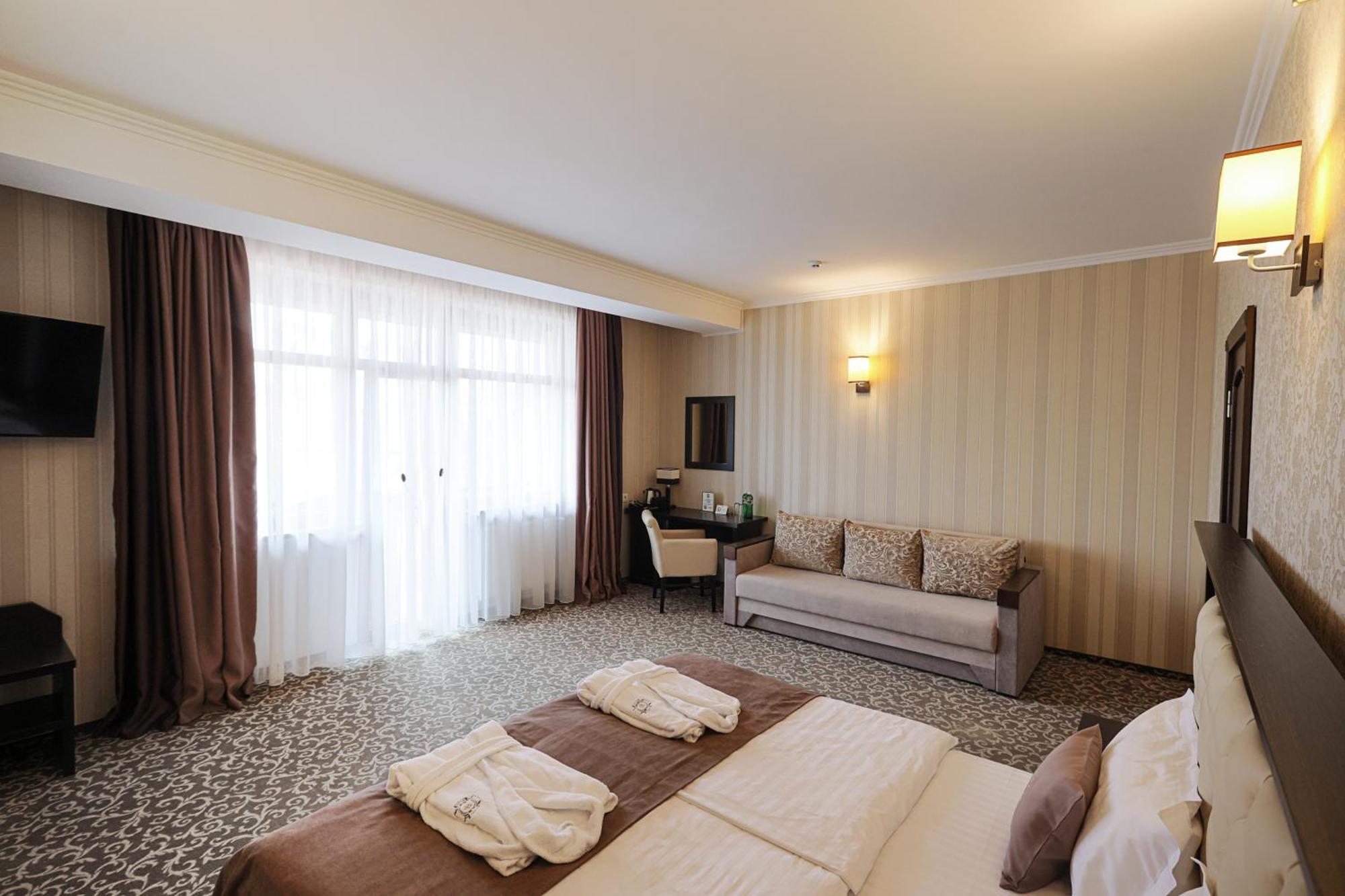 Ferdinand Hotel Mukacheve Bagian luar foto