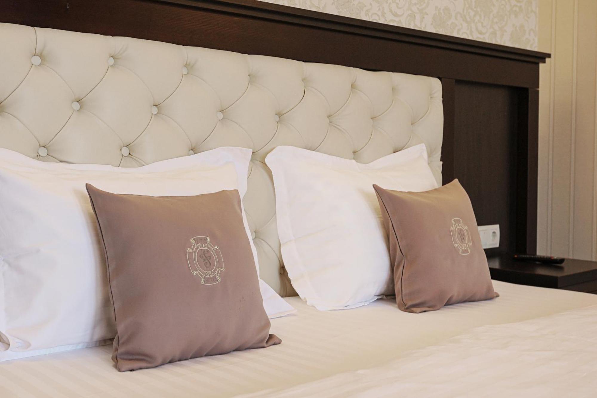 Ferdinand Hotel Mukacheve Bagian luar foto