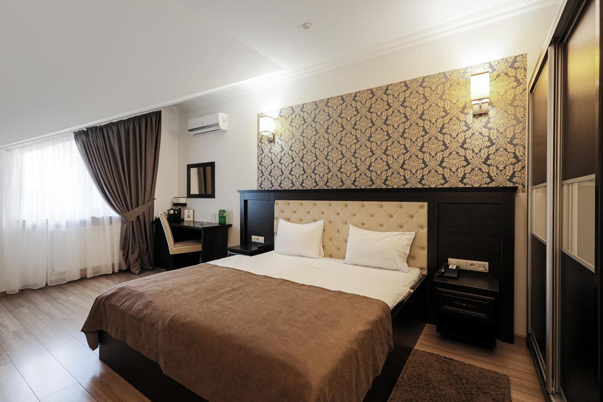Ferdinand Hotel Mukacheve Bagian luar foto