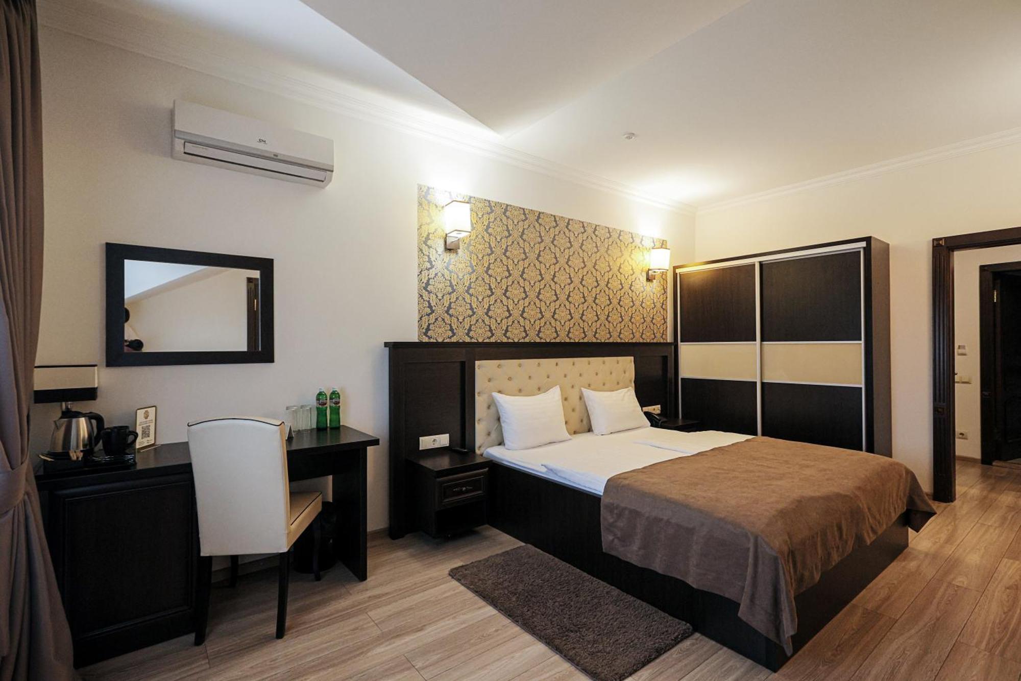 Ferdinand Hotel Mukacheve Bagian luar foto