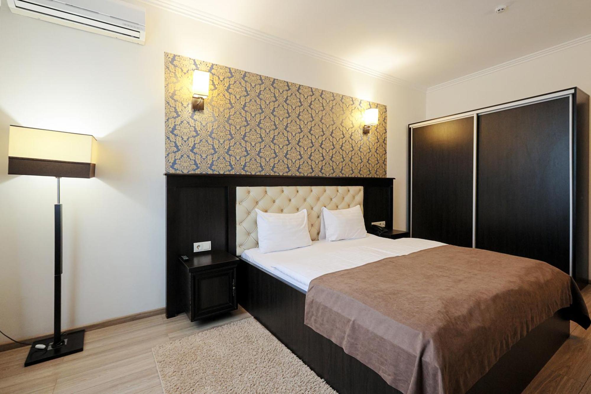 Ferdinand Hotel Mukacheve Bagian luar foto