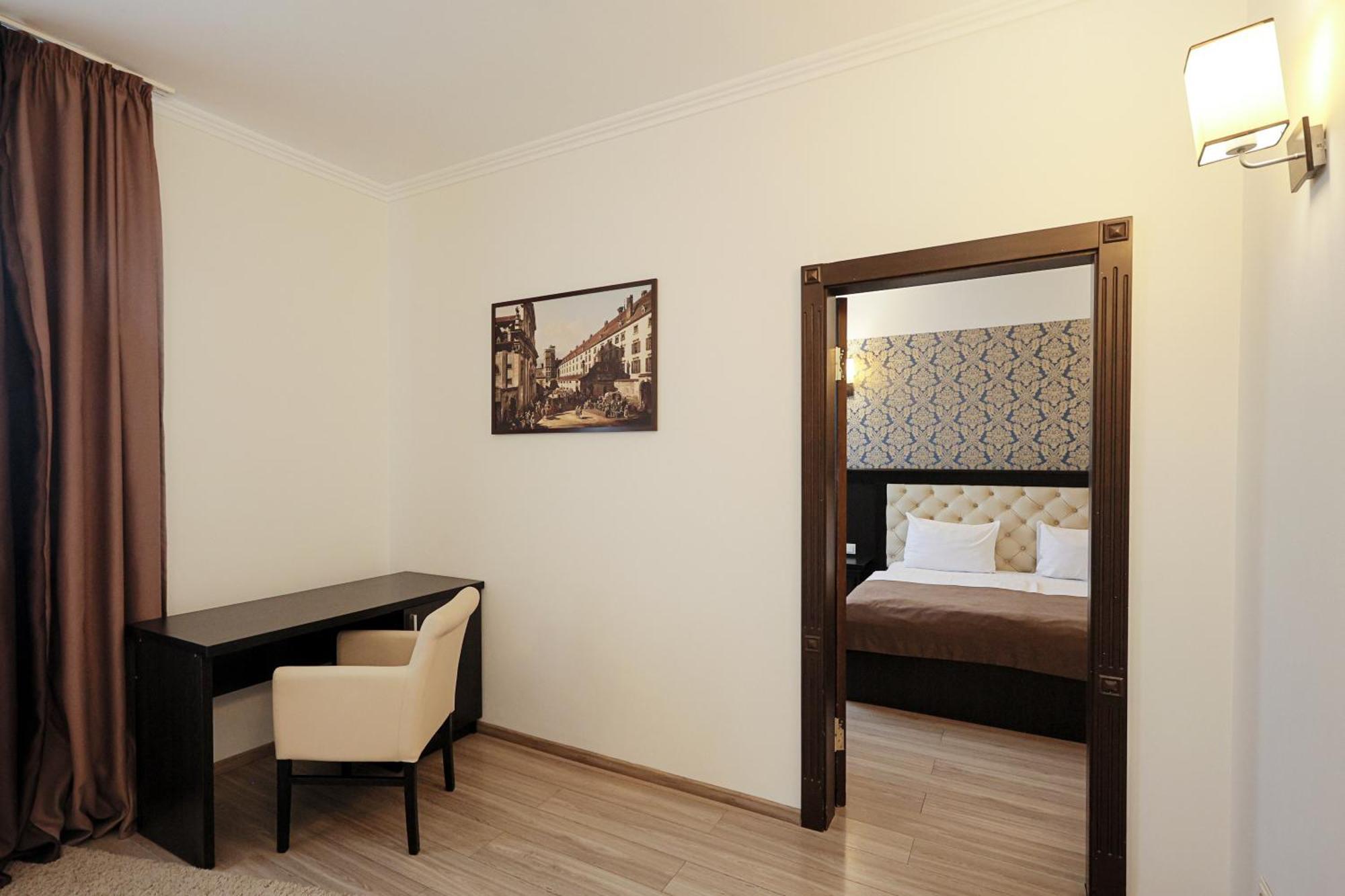 Ferdinand Hotel Mukacheve Bagian luar foto