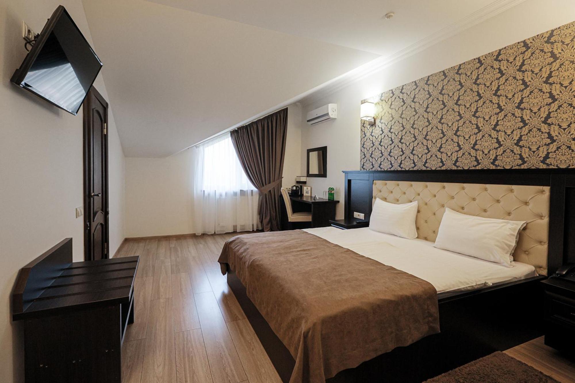 Ferdinand Hotel Mukacheve Bagian luar foto