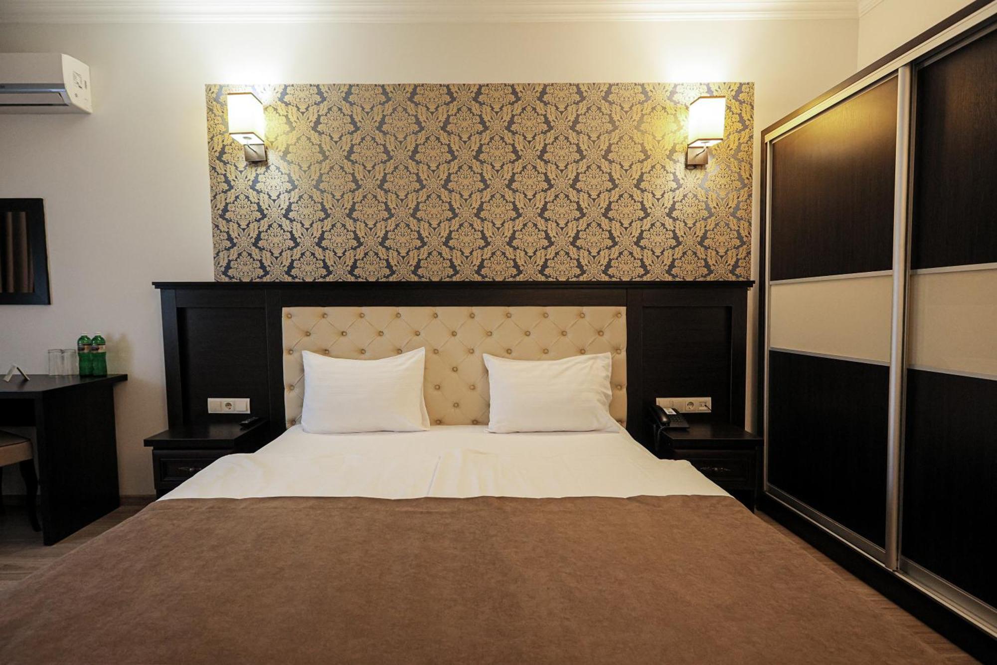 Ferdinand Hotel Mukacheve Bagian luar foto