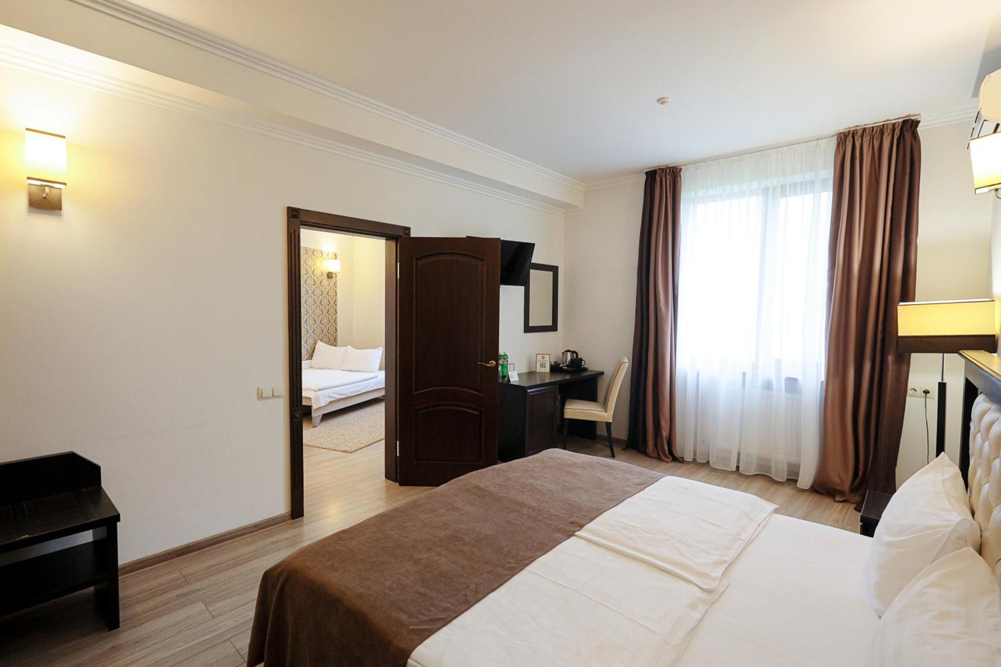 Ferdinand Hotel Mukacheve Bagian luar foto