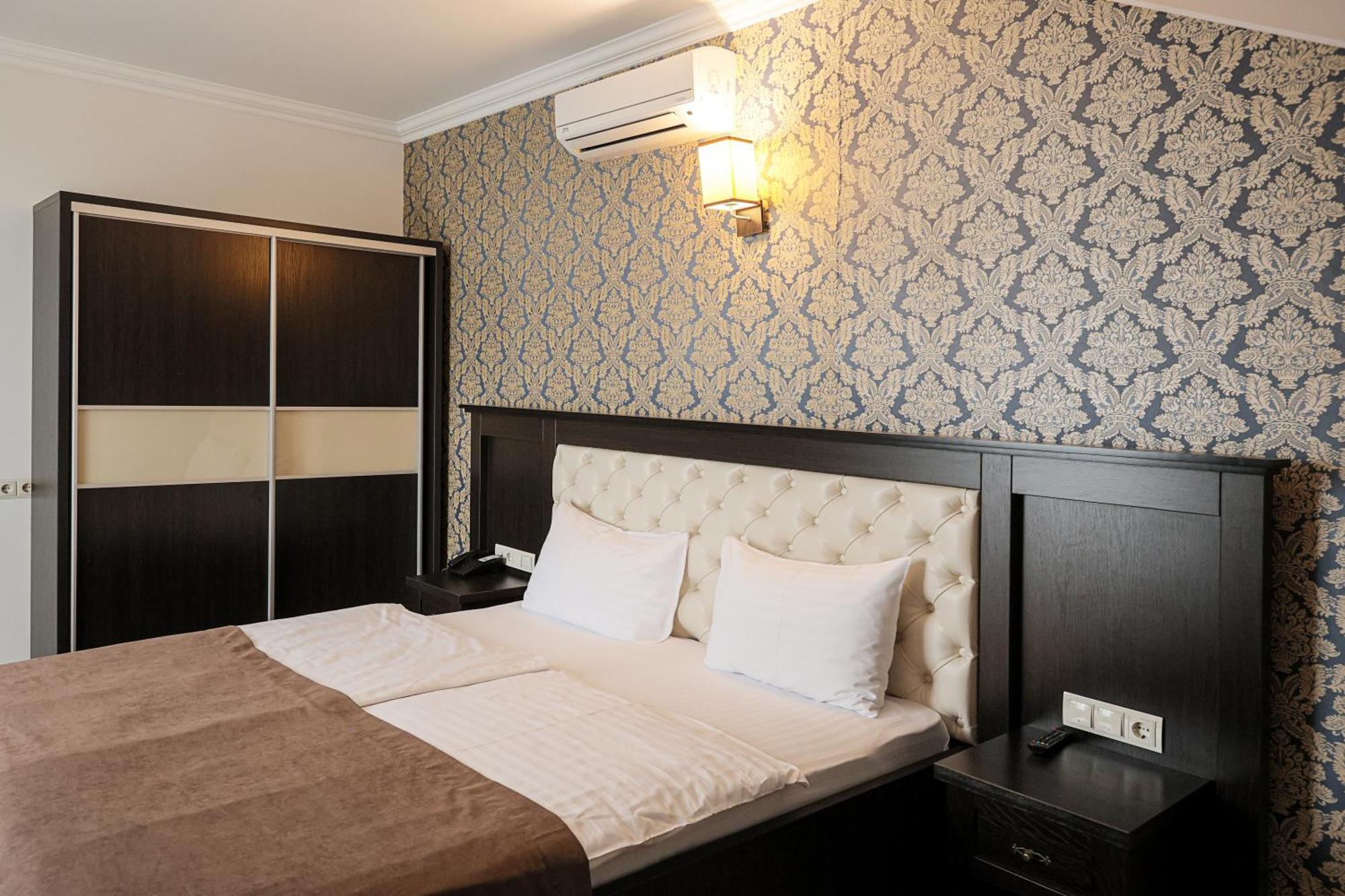 Ferdinand Hotel Mukacheve Bagian luar foto