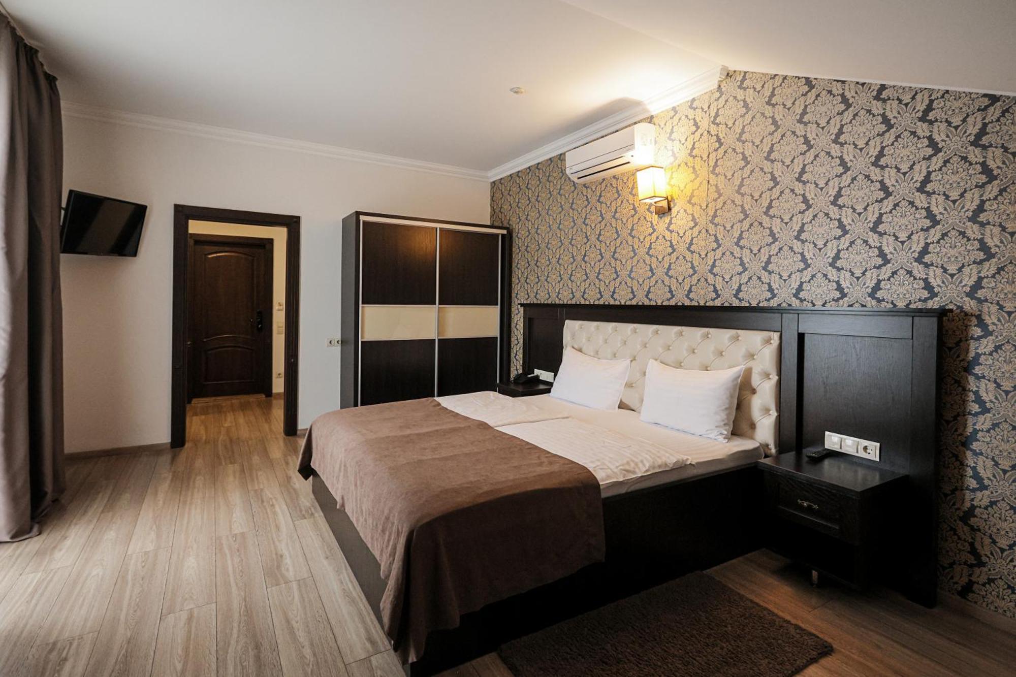 Ferdinand Hotel Mukacheve Bagian luar foto