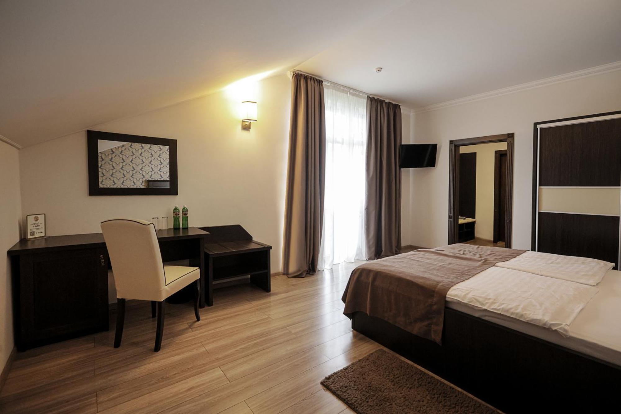 Ferdinand Hotel Mukacheve Bagian luar foto