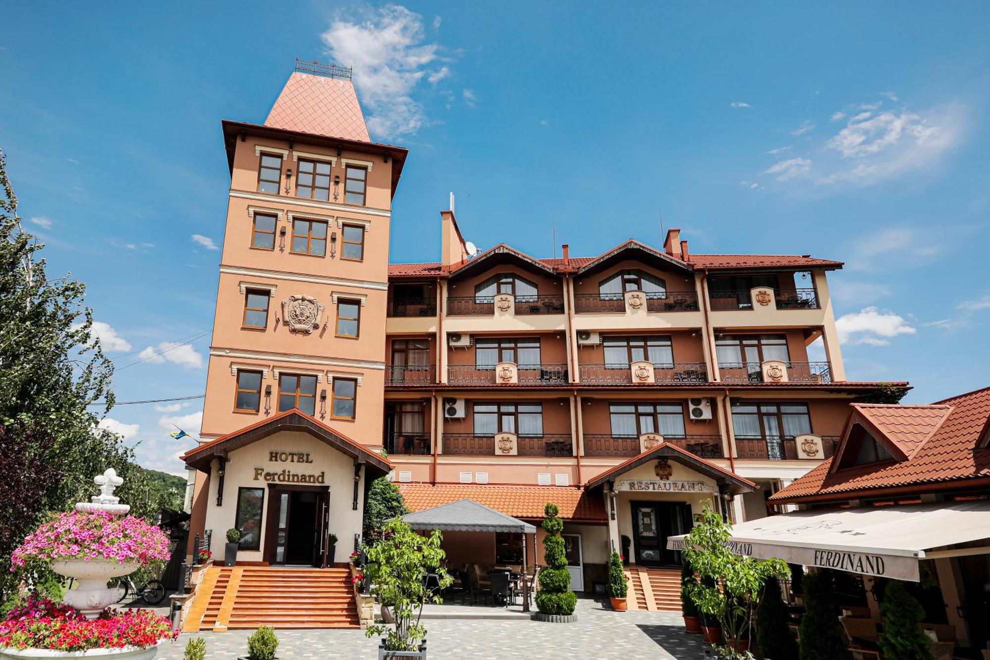 Ferdinand Hotel Mukacheve Bagian luar foto