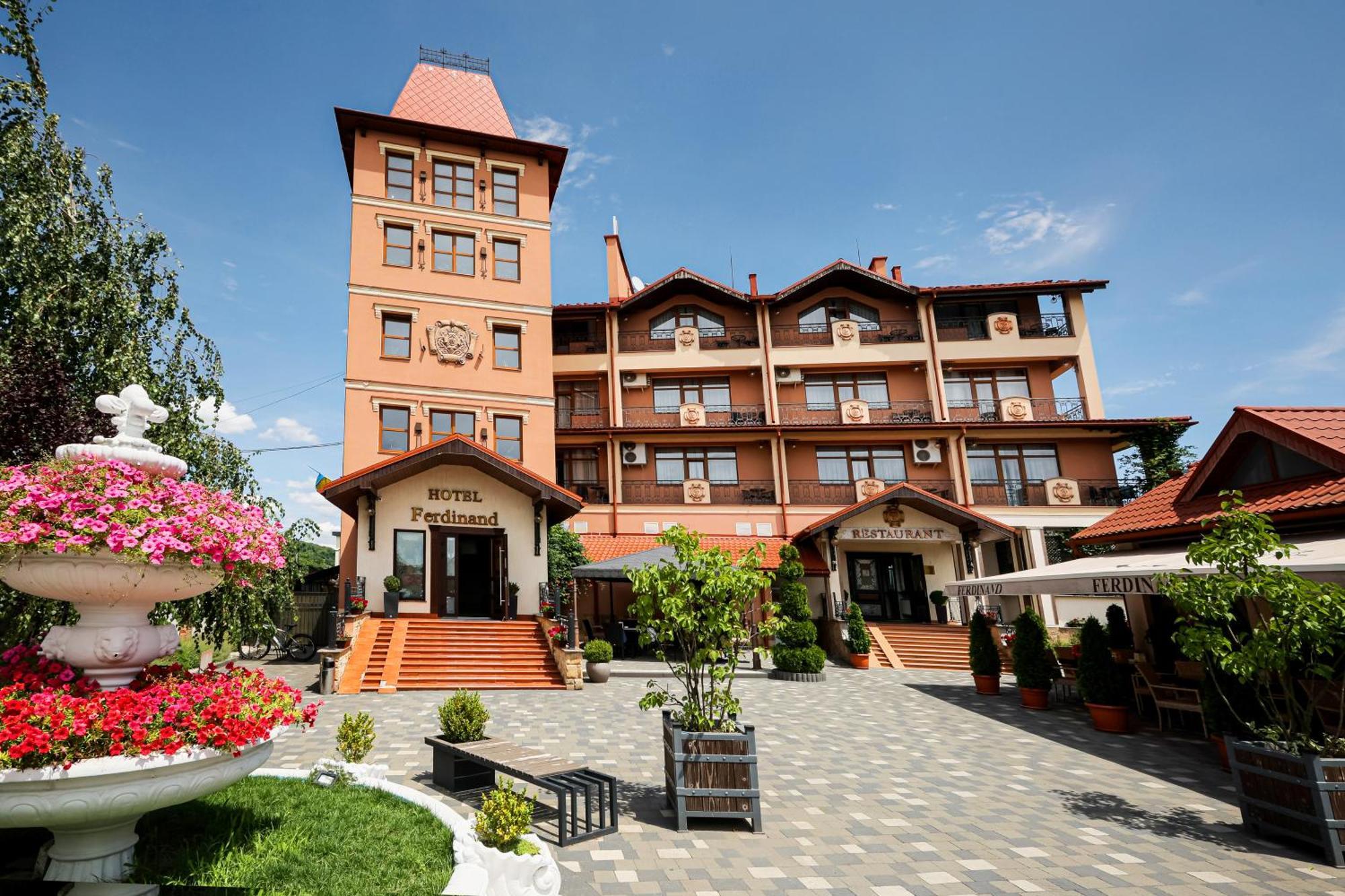 Ferdinand Hotel Mukacheve Bagian luar foto