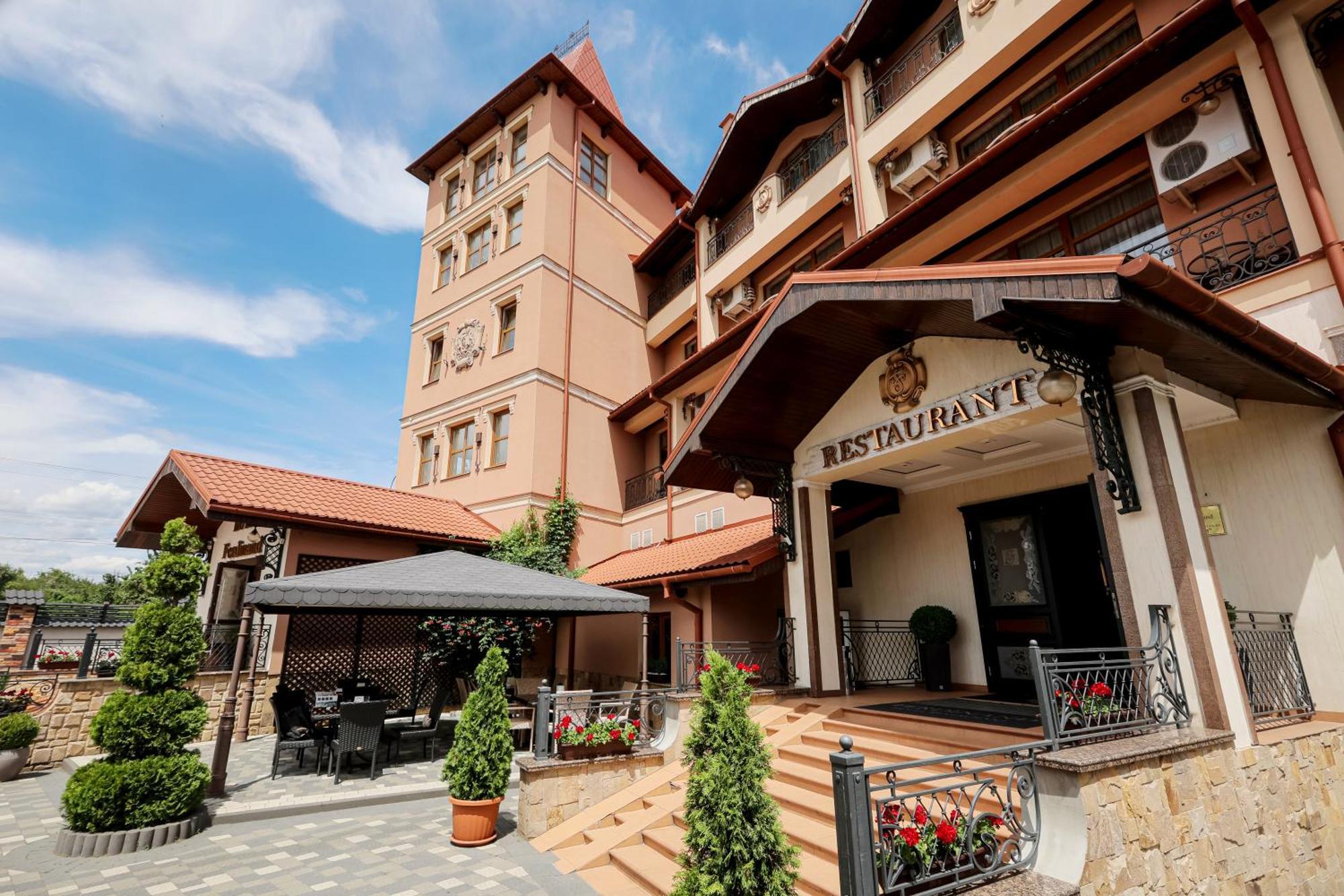 Ferdinand Hotel Mukacheve Bagian luar foto