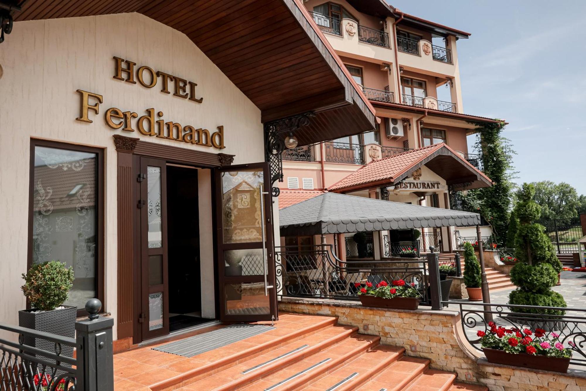 Ferdinand Hotel Mukacheve Bagian luar foto