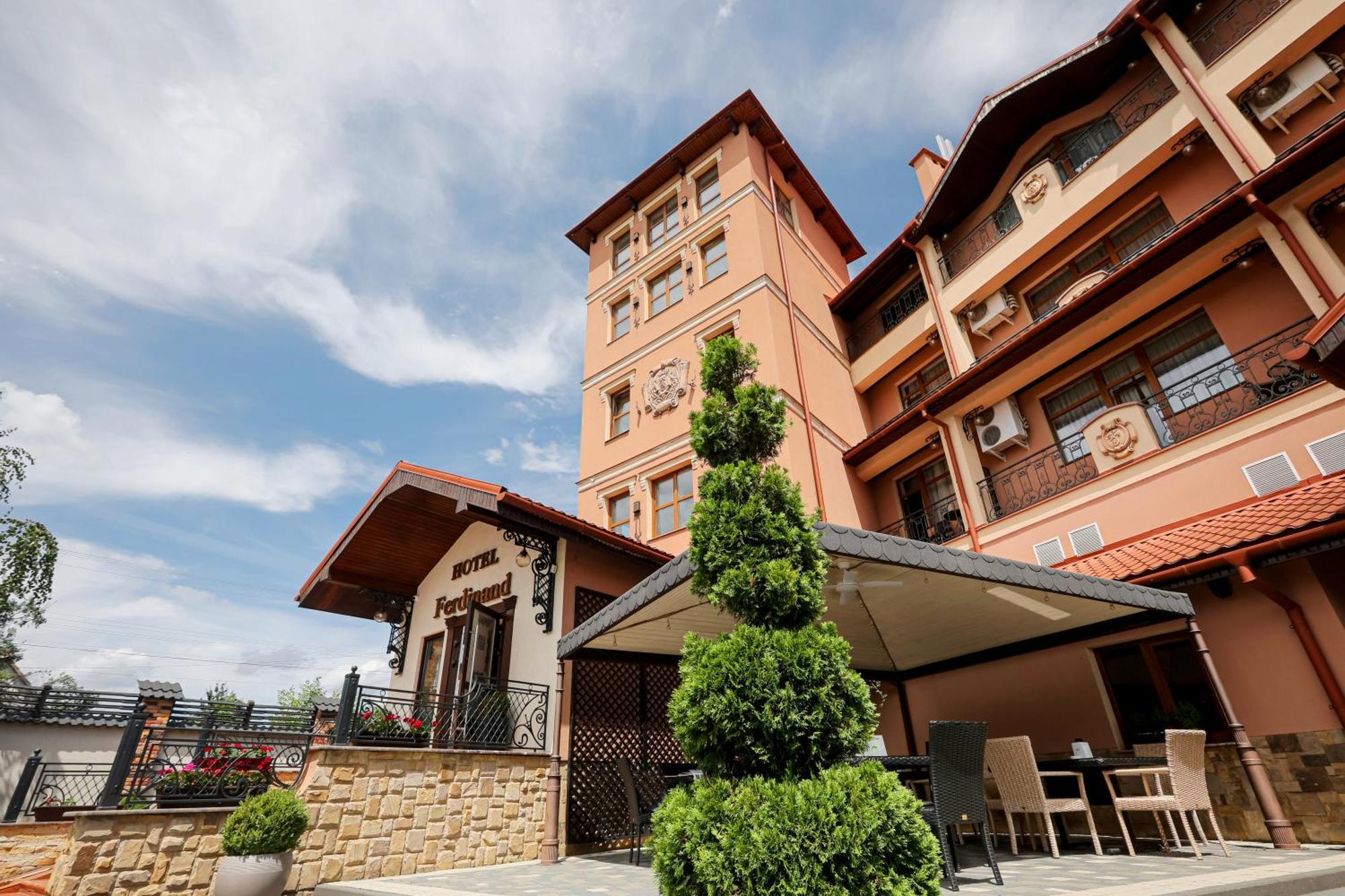 Ferdinand Hotel Mukacheve Bagian luar foto