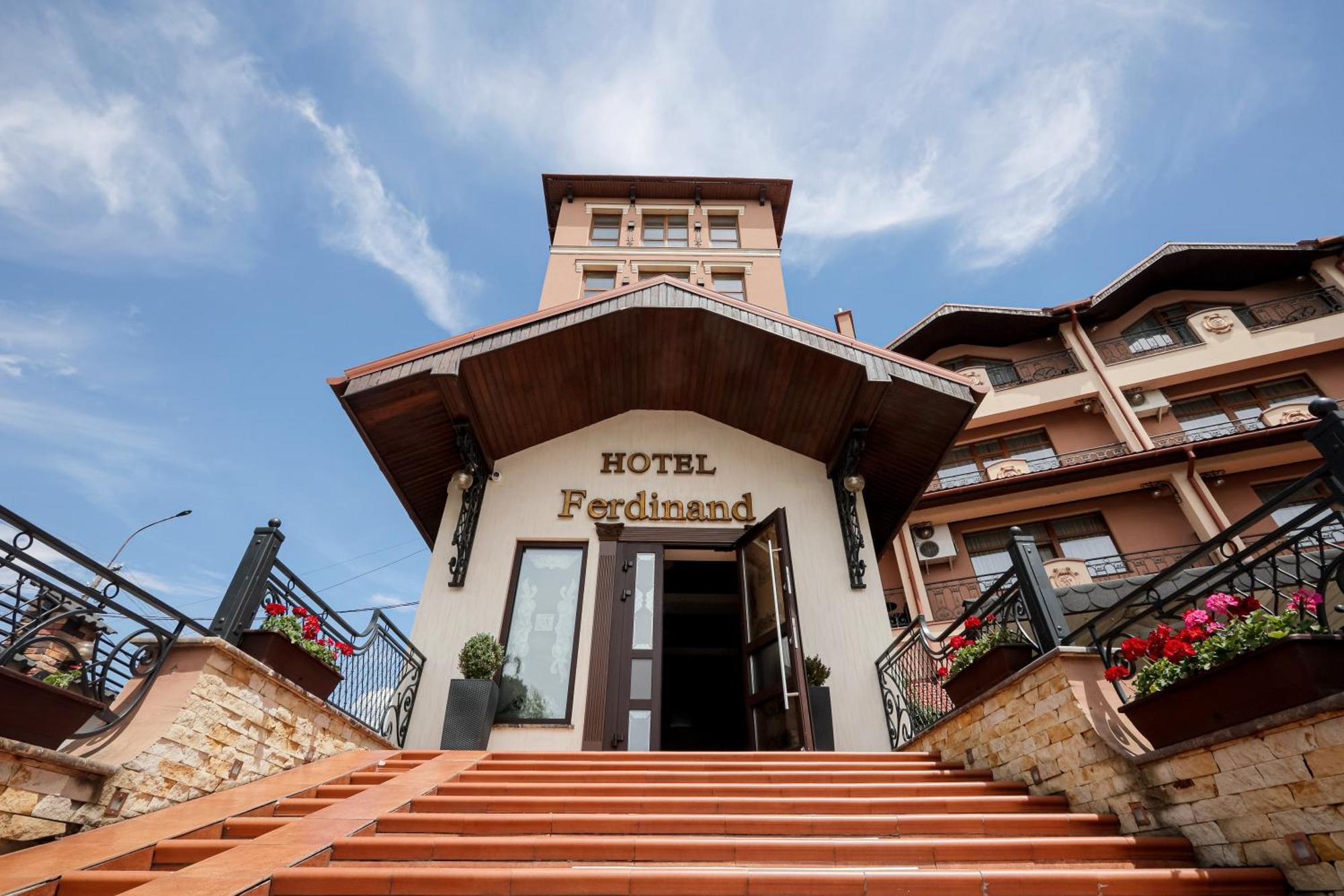 Ferdinand Hotel Mukacheve Bagian luar foto