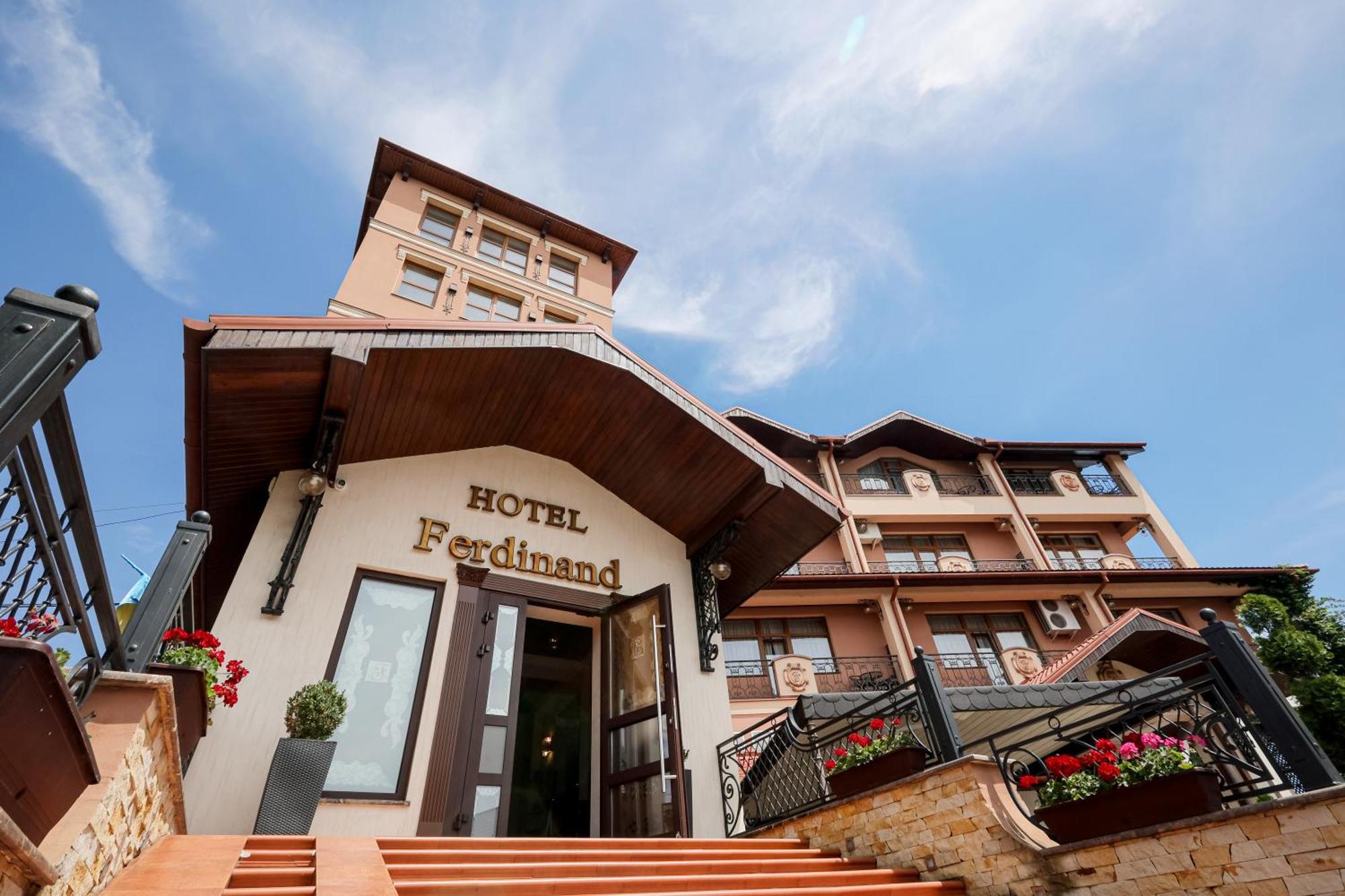 Ferdinand Hotel Mukacheve Bagian luar foto