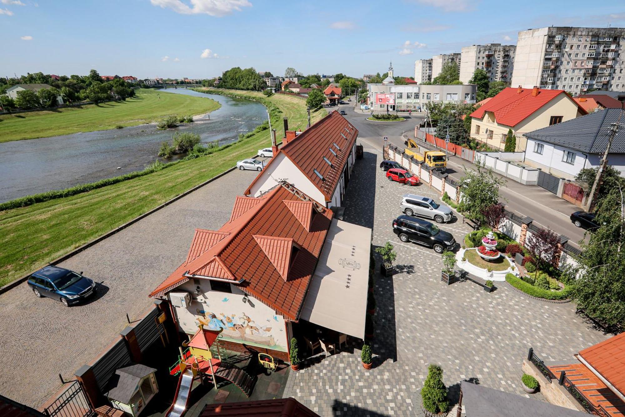 Ferdinand Hotel Mukacheve Bagian luar foto