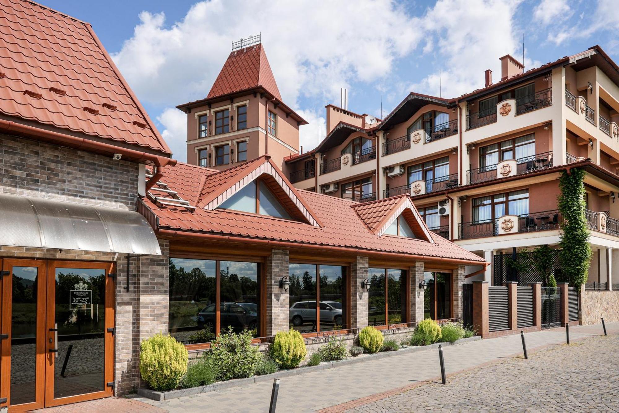 Ferdinand Hotel Mukacheve Bagian luar foto
