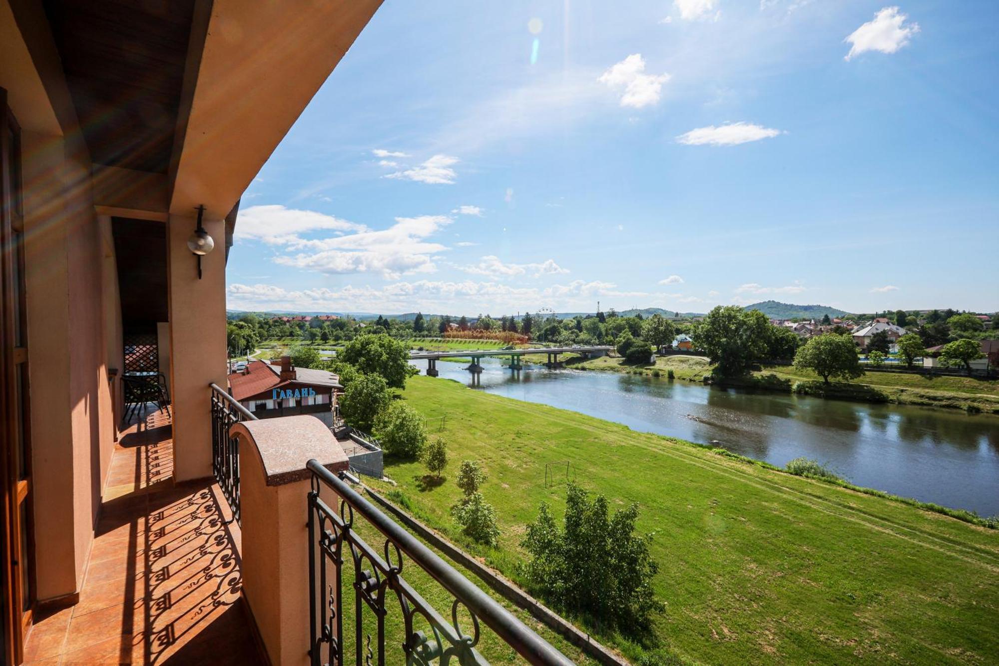 Ferdinand Hotel Mukacheve Bagian luar foto