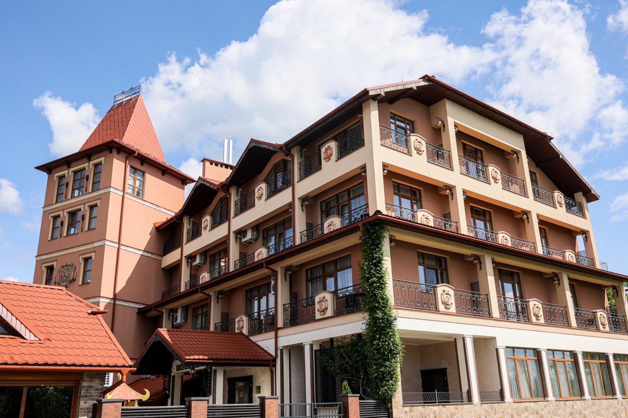 Ferdinand Hotel Mukacheve Bagian luar foto