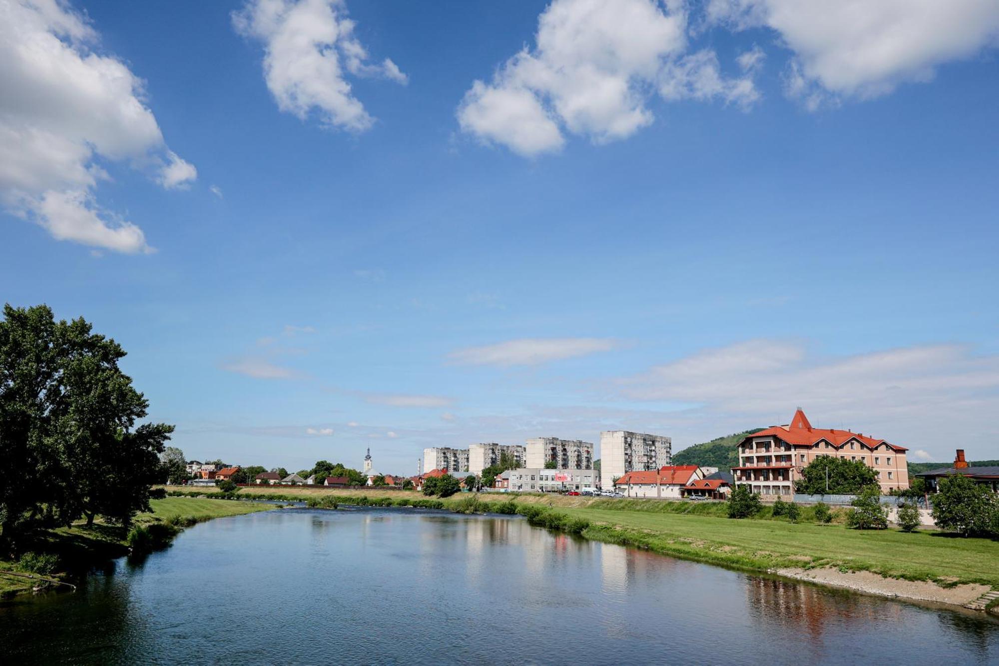 Ferdinand Hotel Mukacheve Bagian luar foto