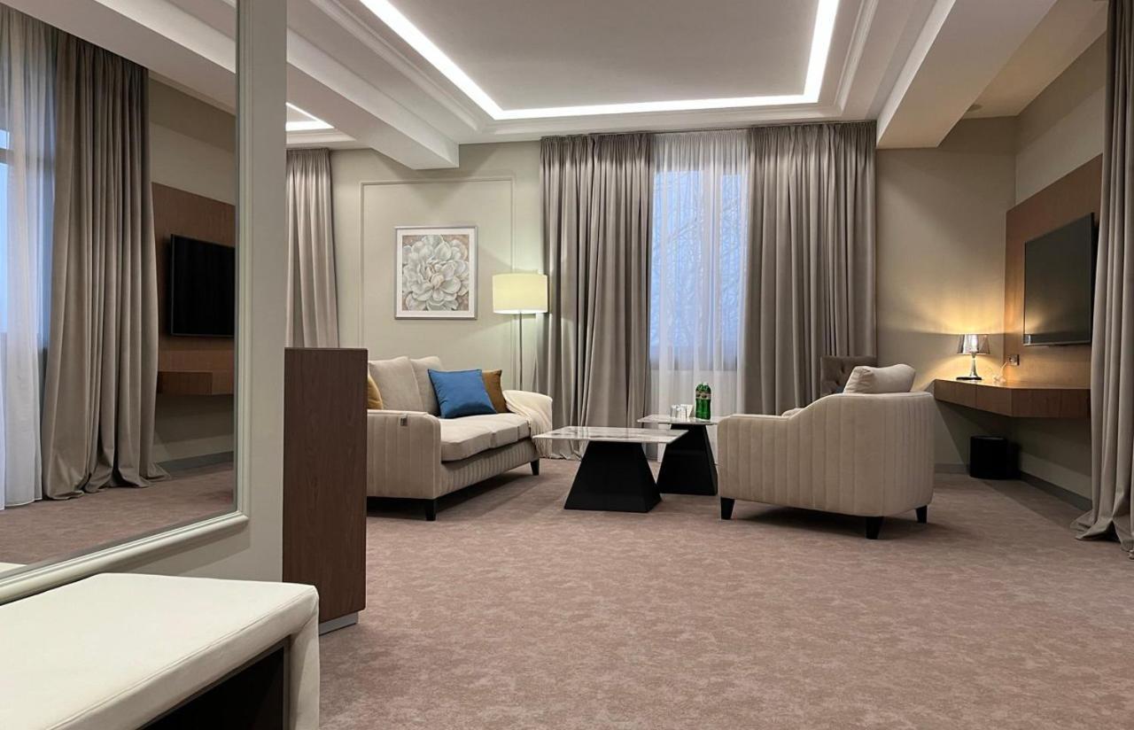 Ferdinand Hotel Mukacheve Bagian luar foto